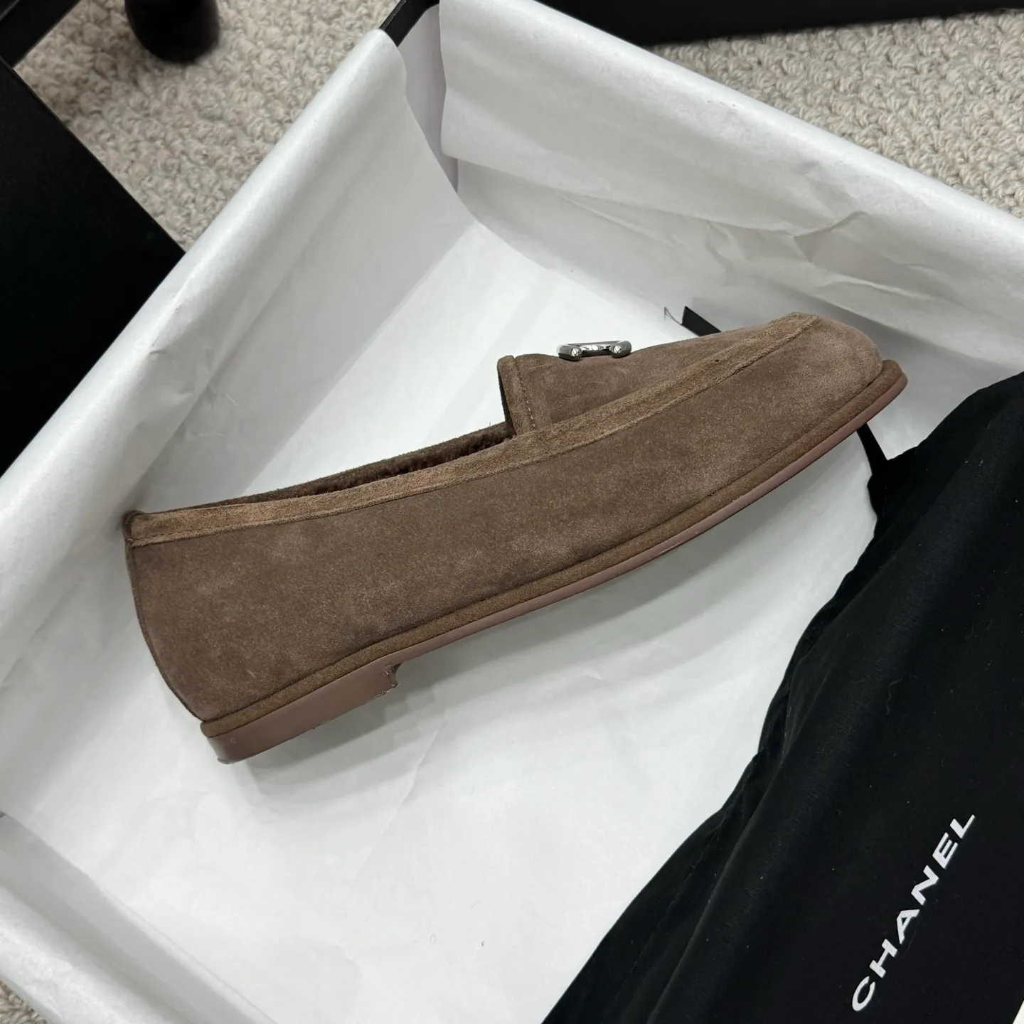 👟👟Ex-factory price 600👟👟 Classic model 🇨🇳ChaneL 25K Teddy fur loafers Simple and high-end design, super versatile! Double C logo embellishment! Imported suede has the texture of natural animal leather visible to the naked eye! The top version is stress-free when entering and exiting the cabinet. It has a bookish texture on the feet and feels great on the feet. Versatile item. ✅Upper: Customized imported suede. ✅Inner lining: imported lamb wool. ✅Outsole: imported genuine leather. ✅Size: 35-40. ✅Comes with a full set of packaging.